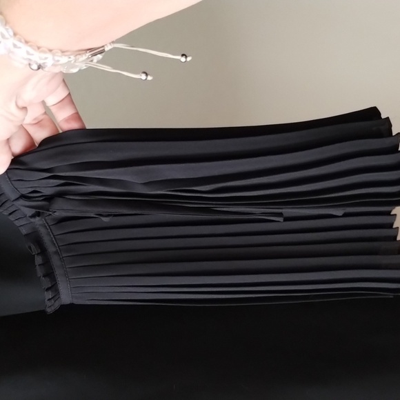 Tahari black long sleeve dress Sz 8 Beautiful design, long expose zipper in back - Picture 3 of 15